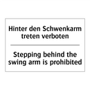 Hinter den Schwenkarm treten verboten/.../ - Stepping behind the swing arm /.../