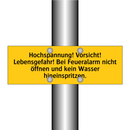 Hochspannung! Vorsicht! Lebensgefahr! Bei Feueralarm nicht öffnen und kein Wasser hineinspritzen.