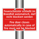 Feuerschutztür schließt im Brandfall /.../ - Fire door closes automatically /.../