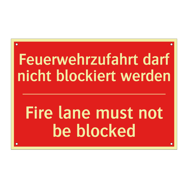 Feuerwehrzufahrt darf nicht blockiert /.../ - Fire lane must not be blocked