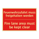 Feuerwehrzufahrt muss freigehalten /.../ - Fire lane area must be kept clear/.../