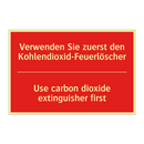 Verwenden Sie zuerst den Kohlendioxid-Feuerlöscher/.../ - Use carbon dioxide extinguisher /.../