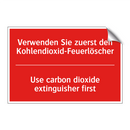 Verwenden Sie zuerst den Kohlendioxid-Feuerlöscher/.../ - Use carbon dioxide extinguisher /.../