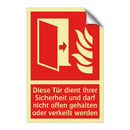 Diese Tür dient Ihrer Sicherheit und darf nicht offen gehalten oder verkeilt werden
