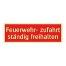 Feuerwehr- zufahrt ständig freihalten