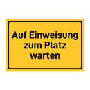 Auf Einweisung zum Platz warten & Auf Einweisung zum Platz warten & Auf Einweisung zum Platz warten