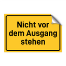 Nicht vor dem Ausgang stehen