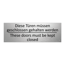 Diese Türen müssen geschlossen /.../ - These doors must be kept closed /.../