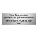 Diese Türen müssen geschlossen /.../ - These doors must be kept closed /.../