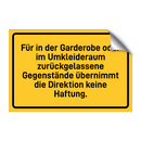Für in der Garderobe oder im Umkleideraum zurückgelassene Gegenstände übernimmt die Direktion keine Haftung.