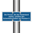 Die Person, die das Förderband wartet, schaltet den Sicherheitsschalter auf Position 0.