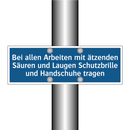 Bei allen Arbeiten mit ätzenden Säuren und Laugen Schutzbrille und Handschuhe tragen