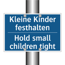 Kleine Kinder festhalten - Hold small children tight
