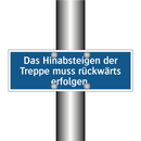 Das Hinabsteigen der Treppe muss rückwärts erfolgen.