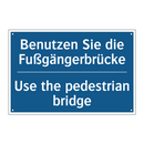 Benutzen Sie die Fußgängerbrücke/.../ - Use the pedestrian bridge