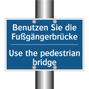 Benutzen Sie die Fußgängerbrücke/.../ - Use the pedestrian bridge