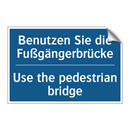 Benutzen Sie die Fußgängerbrücke/.../ - Use the pedestrian bridge