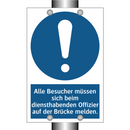 Alle Besucher müssen sich beim diensthabenden Offizier auf der Brücke melden.