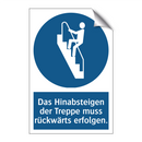 Das Hinabsteigen der Treppe muss rückwärts erfolgen.