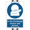 In die Armbeuge niesen und husten