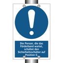 Die Person, die das Förderband wartet, schaltet den Sicherheitsschalter auf Position 0.