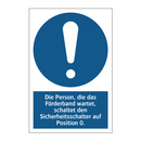 Die Person, die das Förderband wartet, schaltet den Sicherheitsschalter auf Position 0.