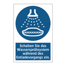 Schalten Sie das Wassersprühsystem während des Entladevorgangs ein.