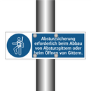 Absturzsicherung erforderlich beim Abbau von Absturzgittern oder beim Öffnen von Gittern.