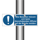 Alle Besucher müssen sich beim diensthabenden Offizier auf der Brücke melden.