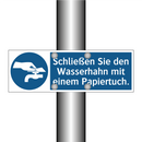 Schließen Sie den Wasserhahn mit einem Papiertuch.