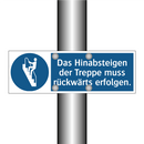 Das Hinabsteigen der Treppe muss rückwärts erfolgen.