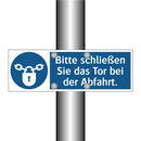 Bitte schließen Sie das Tor bei der Abfahrt.