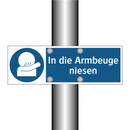 In die Armbeuge niesen