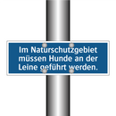 Im Naturschutzgebiet müssen Hunde an der Leine geführt werden.