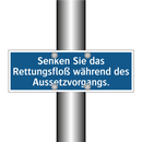 Senken Sie das Rettungsfloß während des Aussetzvorgangs.