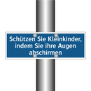 Schützen Sie Kleinkinder, indem Sie ihre Augen abschirmen