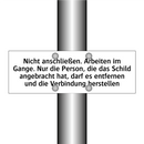 Nicht anschließen. Arbeiten im Gange. Nur die Person, die das Schild angebracht hat, darf es entfernen und die Verbindung herstellen