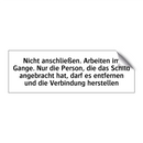 Nicht anschließen. Arbeiten im Gange. Nur die Person, die das Schild angebracht hat, darf es entfernen und die Verbindung herstellen