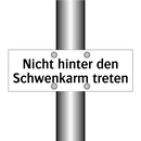 Nicht hinter den Schwenkarm treten