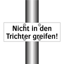 Nicht in den Trichter greifen!