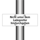 Nicht unter dem Ladegreifer hindurchgehen