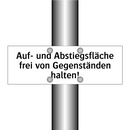 Auf- und Abstiegsfläche frei von Gegenständen halten!