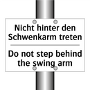 Nicht hinter den Schwenkarm treten/.../ - Do not step behind the swing arm/.../