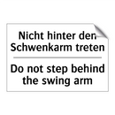 Nicht hinter den Schwenkarm treten/.../ - Do not step behind the swing arm/.../
