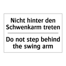 Nicht hinter den Schwenkarm treten/.../ - Do not step behind the swing arm/.../