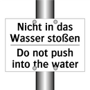 Nicht in das Wasser stoßen - Do not push into the water