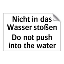 Nicht in das Wasser stoßen - Do not push into the water