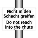 Nicht in den Schacht greifen - Do not reach into the chute