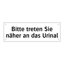 Bitte treten Sie näher an das Urinal