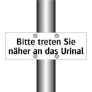 Bitte treten Sie näher an das Urinal